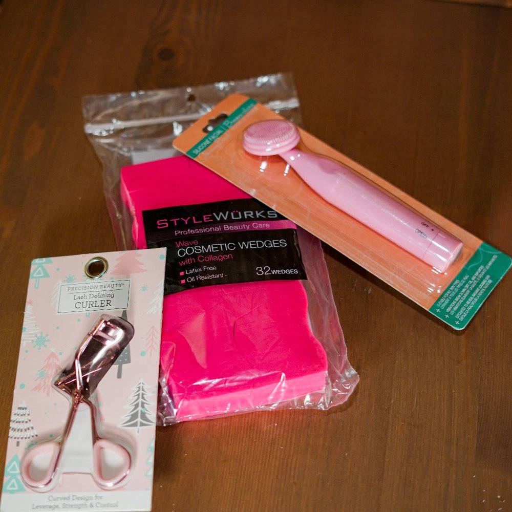 Eyelash curler, makeup blending wedges and silicone cleansing brush
